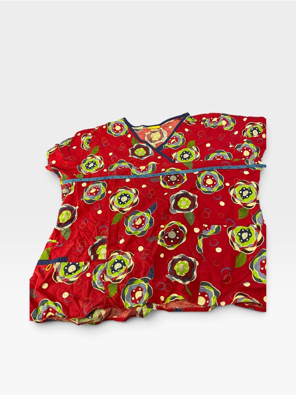 Wonder wink sz 2x Red Floral Short-Sleeve scrub top ptp 24 “